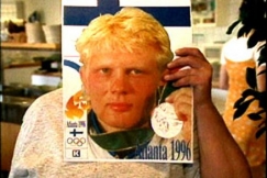 Kuva: Ihailija Marko Asellia esitt�v�n julisteen takana. (1996) YLE kuvanauha.