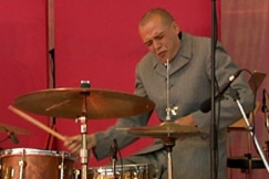 Kuva: Hurmio-orkesterin rumpali Teppo M�kynen. (2001) YLE kuvanauha.