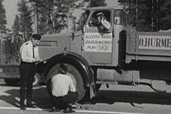 Kuva: Paavo Pentik�inen autoilijana. YLE kuvanauha. 