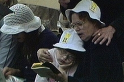 Kuva: �iti ja tyt�r laulavat. YLE kuvanauha. 