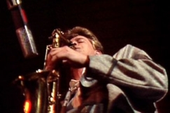 Kuva: Jukka Perko soittaa saksofonia. (1986) YLE kuvanauha.