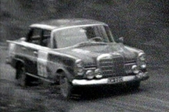 Kuva: Rauno Aaltosen Mersu pikataipaleella. (1961) YLE kuvanauha.