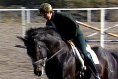 Kuva: Kyra Kyrklund ratsastaa Matadorillaan. (1990) YLE kuvanauha.