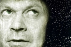 Kuva: Heikki Kinnunen kertojana kuunnelmassa Linnunradan k�sikirja liftareille. (1990) Seppo Sarkkinen.