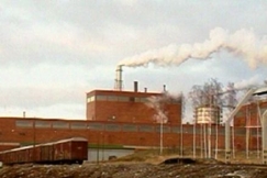 Kuva: Uimaharjun sellutehdas 1980-luvulla. YLE kuvanauha.