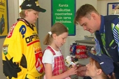 Kuva: Kotikadun tunnelmia. Jouni Sutka, Siiri Sinnem�ki, Ville Keskil�, Mari Rantasila.