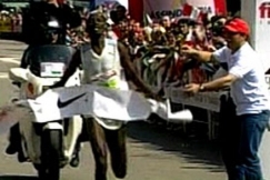 Kuva: Francis Kirwa ylitt�� maalilinjan. (2008) YLE kuvanauha.