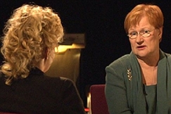 Kuva: Maarit Tastula ja Tarja Halonen. YLE kuvanauha.