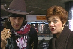 Kuva: Andy McCoy ja Raija Pelli Tukholmassa. YLE kuvanauha.