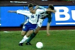 Kuva: Joonas Kolkka Suomi-Saksa-jalkapallomaaottelussa. (1998) YLE kuvanauha.