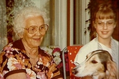 Kuva: Aili Sarpio katsoo koiraa. YLE kuvanauha.