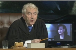 Kuva: Matti Pitko ja Anne Holmlund Tuomio-sarjassa. (2008) YLE kuvanauha.