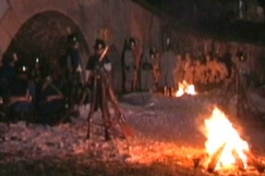 Kuva: Viaporin varusv�ke� nuotioiden ��ress� Hovim�ki-sarjassa. (1999) YLE kuvanauha.