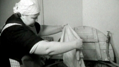 Kuva: Rouva Suomelan pyykkip�iv� vuonna 1942. YLE kuvanauha.