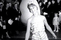 Kuva: Elina Salo esittelee Marimekon jumppa-asua (1957). Lii-Filmi OY / YLE.