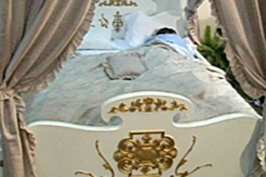 Kuva: Toimittaja Juhani M�kel� nukkuu vesis�ngyss� (1987). YLE kuvanauha.