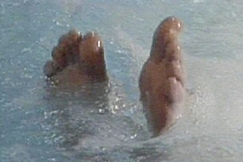 Kuva: Miehen jalkater�t pilkist�v�t vedest� (1987). YLE kuvanauha.