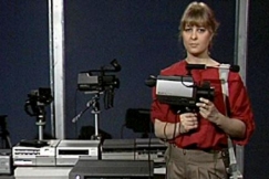 Kuva: Kirsti Alho opastaa videokuvauksen saloihin (1984). YLE kuvanauha.