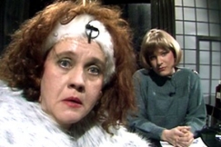 Kuva: Irma Junnilainen ja Kristiina Kuningas ohjelmassa Suomen Hovi. (1989) YLE kuvanauha.