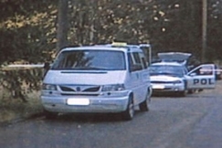 Kuva: Tilataksi ja poliisiauto mets�nlaidassa. YLE kuvanauha. 