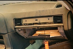 Kuva: Autonhansikaslokerosta n�kyy asiakirjoja. YLE kuvanauha.