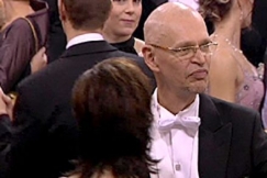 Kuva: Jorma Uuotinen ja Paula Koivuniemi tanssivat Linnan juhlissa (2005). YLE kuvanauha.