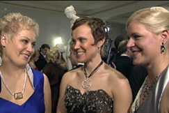Kuva: Satu M�kel�-Nummela, Minna Nieminen ja Sanna St�n Linnan juhlilla. (2008) YLE kuvanauha.