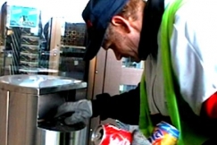 Kuva: Erkki Rissanen ty�ss��n ker��m�ss� pulloja. (2003) YLE kuvanauha.