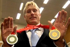 Kuva: Markku Niinim�ki mitaleineen. (2008) YLE kuvanauha.