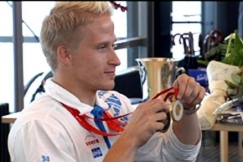 Kuva: Leo-Pekka T�hti kultamitaleineen. (2008) YLE kuvanauha.