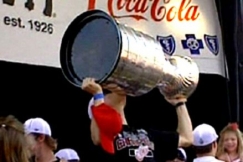 Kuva: Valtteri Filppula suutelee Stanley Cup -pokaalia. (2008) YLE kuvanauha.
