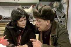 Kuva: Reinikainen juttelee sosiaalitarkkaaja Aili Hintikan kanssa keitti�ss�. YLE kuvanauha. 