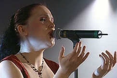 Kuva: Tarja Turunen laulaa. YLE kuvanauha.