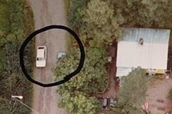 Kuva: Ilmakuva pihasta, jossa auto on ymp�r�ity tussilla. YLE kuvanauha. 