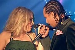 Kuva: Mariko Pajalahti ja Tidjan Ba Kwan-yhtyeest� (2008). YLE kuvanauha.