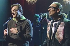 Kuva: Viktor Klimenko ja Jerry Halloween laulavat. YLE kuvanauha.