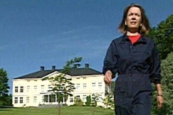Kuva: Hakoisten kartanon em�nt� Riitta Rosenberg matkalla navettaan (2000). YLE kuvanauha.