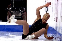 Kuva: Kiira Korpi kaatuu taitoluistelun EM-kisoissa. (2009) YLE kuvanauha.