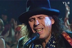 Kuva: Dave Lindholm laulaa. YLE kuvanauha. 