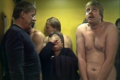 Kuva: Reinikainen, alaston poliisi ja Ritva Valkama hississ�. YLE kuvanauha. 