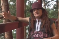 Kuva: Pelle Miljoona pohtii suomalaisuuden olemusta. YLE kuvanauha.