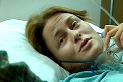 Kuva: Kotikadun Mimmi (Lotta Lehtikari) sairaalas�ngyss� (2002). YLE kuvanauha.