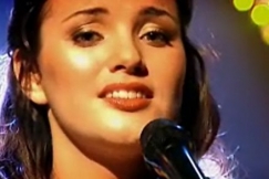 Kuva: Laulaja Alisa Salonen (2009). YLE kuvanauha.