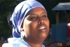 Kuva: Zahra Abdullah pohtii uskonnon merkityst�. YLE kuvanauha.