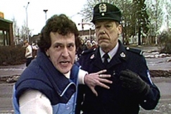 Kuva: Ulkomalainen ty�nt�� pois Reinikaista. YLE kuvanauha. 