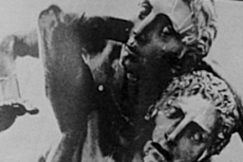 Kuva: Kreikkalainen veistos, kaksi miest�. YLE kuvanauha (1975).