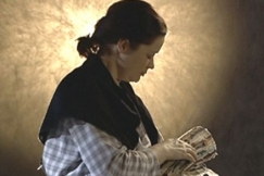 Kuva: Kirsi-Kaisa Sinisalo esitt�� yksin Pentinkulman keskeiset naishahmot. YLE kuvanauha.