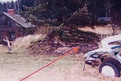 Kuva: Kuva pihasta, jossa nuoli osoittaa kvikkoa. YLE kuvanauha. 