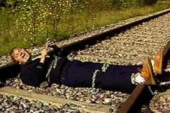 Kuva: Piilokameramies Mauno (Markku Toikka) ratakiskoilla. (1988) YLE kuvanauha.