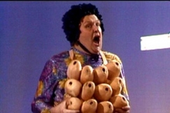 Kuva: Mikko Kivinen performanssissa Min fallos o min fallos. (1988) YLE kuvanauha.